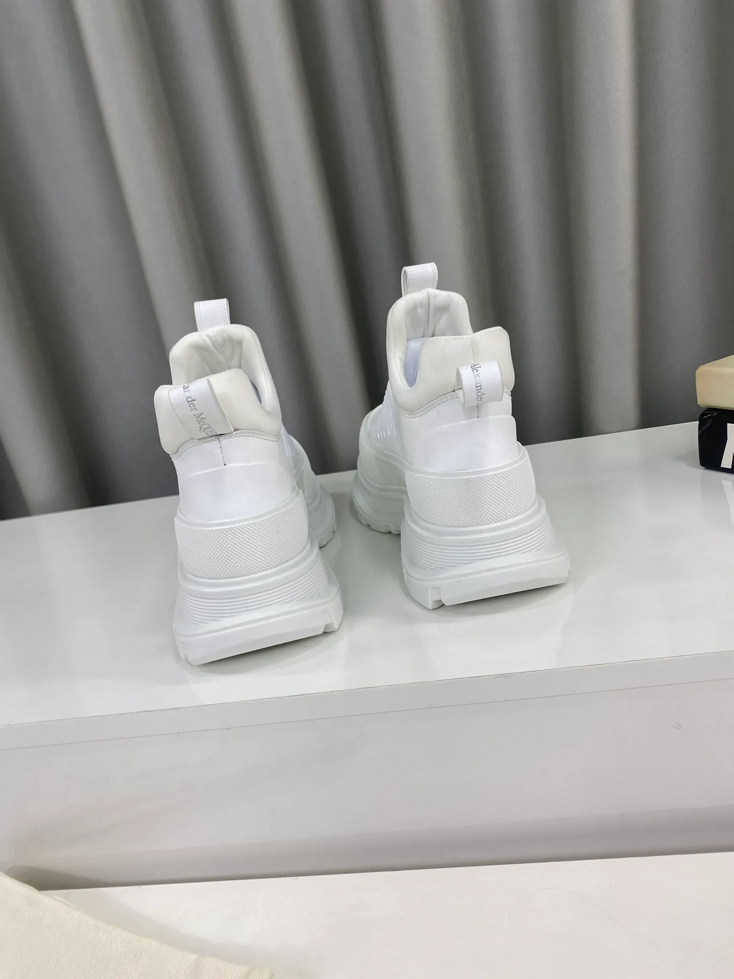 👟👟Ex-factory price 660👟👟Men's size +10 🔺Mc Queen 🔺Alexander McQueen's latest model, thick-soled front zipper dad shoes🌈 The designer has a bold idea and combines the trend of the times with the perfect design. It is super comfortable and versatile, with a new dad-style design and a multi-craft spliced ​​outsole. It is perfect. Many celebrities and Internet celebrities endorse it. 🔥Material: Original custom-made first-layer cowhide for the upper. Inside: Cali sheepskin feet. Outsole: Original TPU multi-layer combination outsole, •┈┈┈┈┈┈★┈┈┈┈┈┈┈• Size: Women’s 35～39 (34, 40, customization is non-returnable) Men’s 39～44 (38, 45, customization is not returnable) Full set of counter original packaging